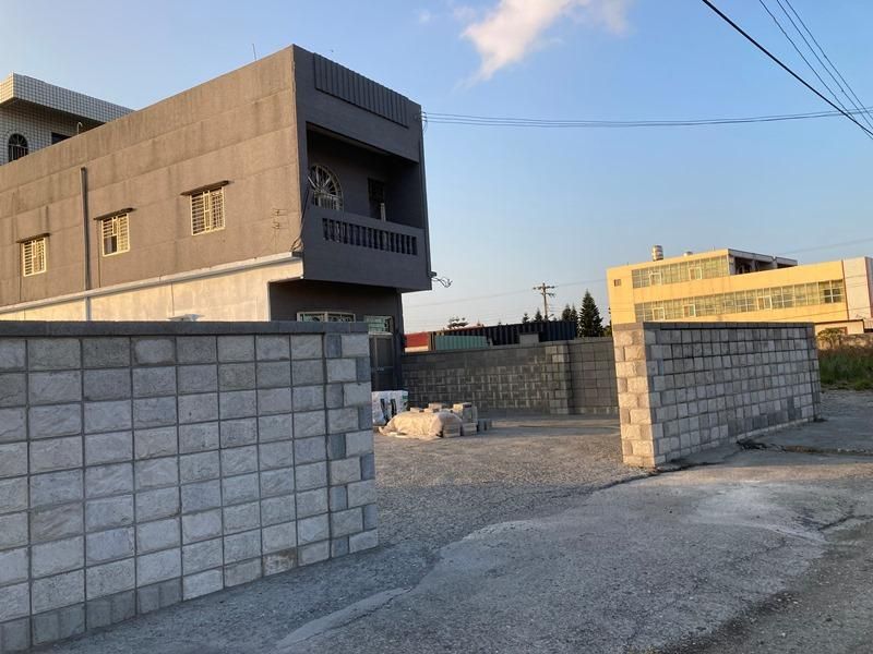 仿岩藝術造景牆設計指南：板岩空心磚的結構與美學應用