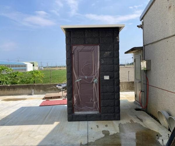 水泥預鑄型流動廁所介紹：蹲式馬桶與客製管路設備解析