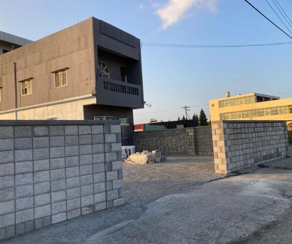 仿岩藝術造景牆設計指南：板岩空心磚的結構與美學應用