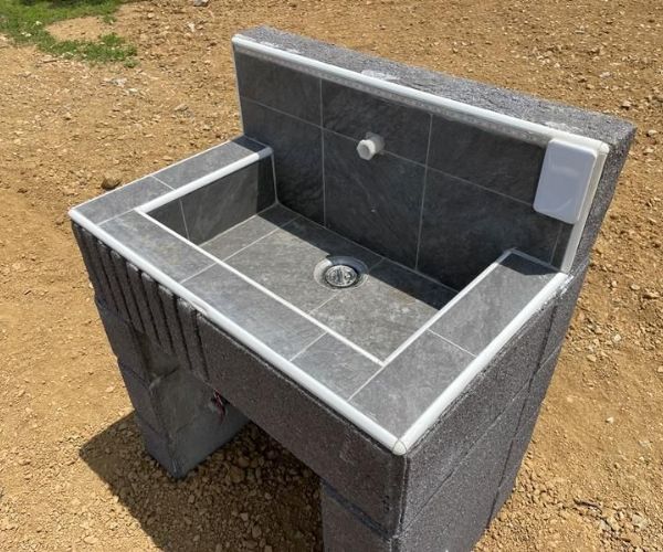 板岩空心磚洗手台：預鑄移動式設計，適合露營區與戶外休憩場地